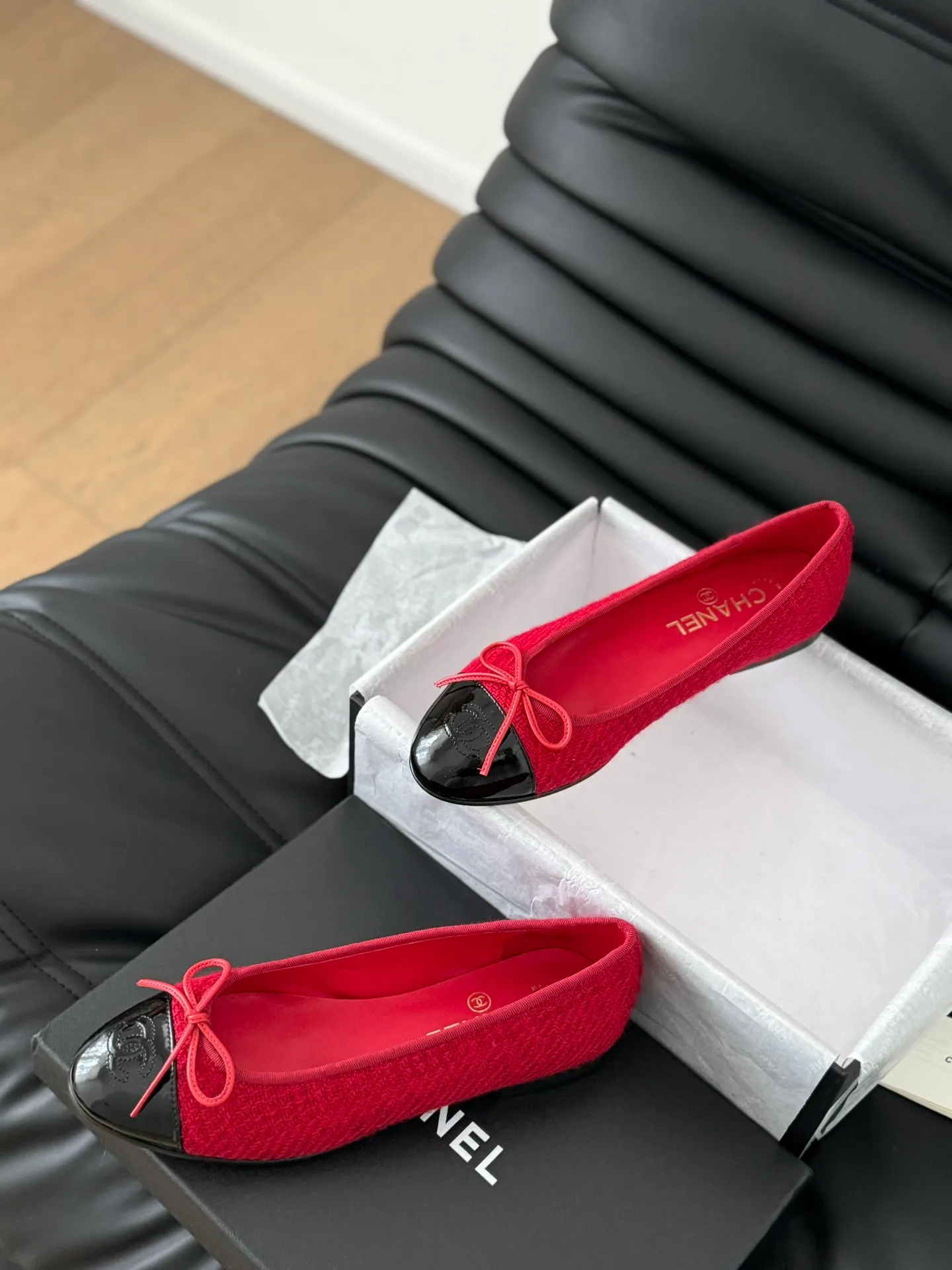 👟👟Ex-factory price 480👟👟 Purchasing-grade Chanel new color ballet shoes, original 1:1 replica, a classic among classics, perfect whether paired with trousers or skirts. The small round toe design is very good at modifying the foot shape, a must-have for little fairies! Heel height: 2.5cm Size: 35-41 (40/41/42/43 customized, non-refundable)
